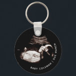 Chaveiro Gravidez Sonograma Ultrassom Foto Nova Mãe<br><div class="desc">Gravidez Sonograma Ultrassom Foto Nova chaveiro da Mãe Pode ser totalmente personalizada para atender às suas necessidades. © Gorjo Designs. Feito para você através da plataforma Zazzle. // Nota: a foto usada é apenas uma imagem marcadora. Você precisará substituir por sua própria foto antes de solicitar/ imprimir. Se precisar de...</div>
