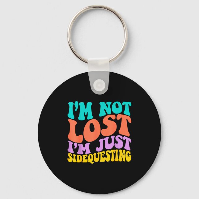 Chaveiro Groovy I’m Not Lost, I’m Just Sidequesting – Funny (Frente)