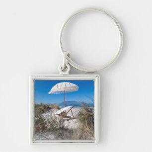 Chaveiro Guarda-chuva e cadeira na praia