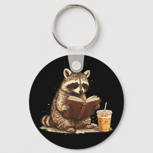 Chaveiro Guaxinim bebendo café gelado e lendo livro