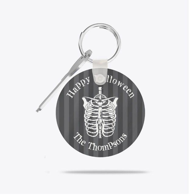 Chaveiro Halloween Modern Spookey Skeleton X-Ray (Personalized spooky skeleton Halloween keychain with gothic striped background design.)