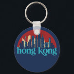 Chaveiro Hong Kong China Retro City Skyline Cityscape Art<br><div class="desc">Design com lindas linhas do horizonte, atração turística e arte de paisagem urbana, arranha-céu Legal e ilustração da silhueta de construção para turistas e viajantes. Perfeito como lembrança para trazer de volta para casa quando viaja pelo mundo. Guarde a memória do seu viagem e as suas férias com a família...</div>