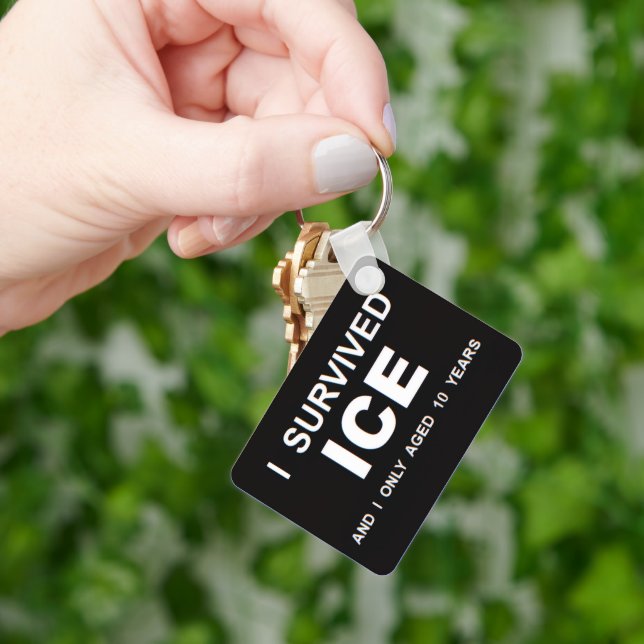 Chaveiro I Survived ICE (Mão)