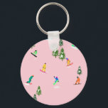 Chaveiro Ilustração rosa de Snowboarders<br><div class="desc">Arte legal de ilustração branca de snowboarders coloridos,  descida de snowboard em montanhas entre pinheiros,  spruce e pinheiros em pó fresco de neve. Snowboard e Xmas ao ar livre numa floresta de inverno. Dons do Snowboarder. Design de Natal da menina pastel cor-de-rosa</div>