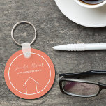 Chaveiro Imobilizador Personalizado da Coral Real Estate Co<br><div class="desc">Este chaveiro de realetor de coral chic é personalizado com o nome da sua empresa real sob o nome do agente na tipografia quic. Essa cadeia de chaves da empresa imobiliária minimalista apresenta um desenho simples de uma casa. Presente contemporâneo para um agente que trabalha para ajudá-lo a comprar de...</div>