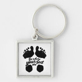 Chaveiro Impressão de "Estar onde estão seus pés" preto e b