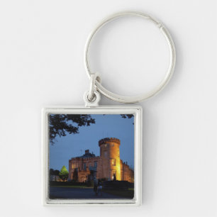 Chaveiro Irlanda, o Castelo Dromoland iluminado ao crepúscu