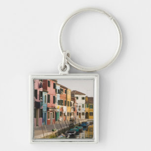 Chaveiro Itália, Burano. Casas coloridas alinham um