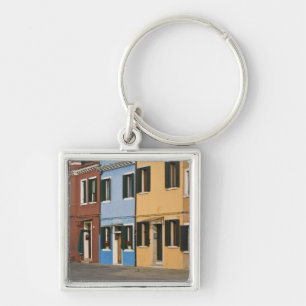 Chaveiro Itália, Burano. Fileira colorida de casas e vazia