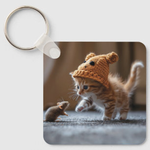 Chaveiro Kitten brincando com um rato pequeno
