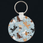 Chaveiro Labradoodle / Ossos e patas de Goldendoodle<br><div class="desc">Cães de Labradoodle/Goldendoodle bonitos sentam-se e ficam de pé e rollover com creme,  damasco,  chocolate,  casacos pretos e participas com ossos de cão espalhados e padrões de pegadas.</div>