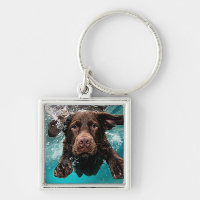 Chaveiro Labrador Chocolate Brincalhão Nadando Submerso (Frente)
