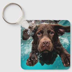 Chaveiro Labrador Chocolate Brincalhão Nadando Submerso