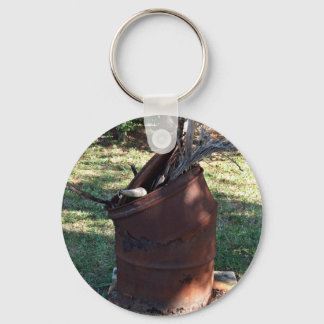 Chaveiro Lata de lixo enferrujada em paisagem pastosa