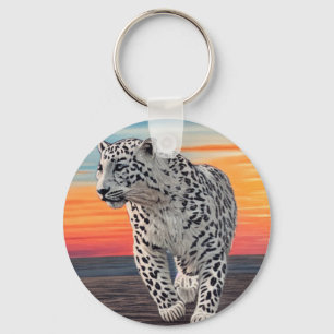 Chaveiro Leopardo-da-neve caminhando na praia durante um pô
