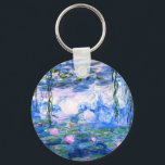 Chaveiro Lírios de Água Rosa Monet<br><div class="desc">Um chaveiro com um botão de lírios cor-de-rosa monet com lindos lírios de água rosa flutuando em um lago azul calmo com almofadas de lírios. Um presente de Monet excelente para fãs do impressionismo e da arte francesa. Inimpressionismo sereno na natureza com lindas flores e paisagem de lagoas cênicas.</div>