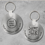 Chaveiro Logotipo personalizado Código QR Promocional Silve<br><div class="desc">Chaveiro moderno e simples para sua empresa ou organização com um fundo metálico falso em prata escovado. Adicione seu logotipo, insira o endereço de URL do seu site para criar um código QR digitalizável e adicione duas linhas de texto personalizado, como o nome da sua empresa, o slogan de negócios,...</div>