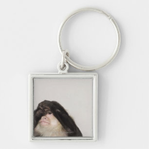 Chaveiro Macaco que cobre seus olhos
