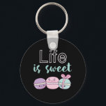 Chaveiro Macaroon Engraçado A vida é doce<br><div class="desc">A Vida É Doce. Engraçado design de macarrão para aqueles que amam esta doce sobremesa francesa. Legal,  doce e fofa mercadoria para amante de macarrão. Perfeito para celebrar o Dia Nacional de Macarão. presente de Natal e excelente para família e amigos.</div>