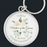 Chaveiro Mãe do Casamento de Rosas de Pêssego de Marfim<br><div class="desc">Esta bela chaveiro é projetada como um presente ou um favor para a mãe do noivo. Apresenta um design de cor d'água pintado manualmente com um buquê rústico de rosas coloridos de pêssego do marfim, folhas de eucalipto e folhagem, com um cartaz branco sobre o centro da leitura: Mãe da...</div>