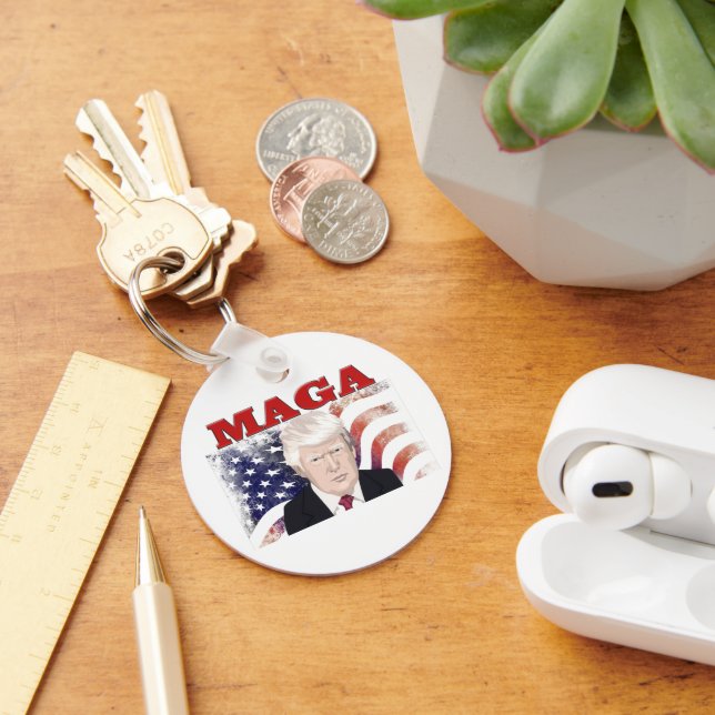 Chaveiro MAGA American Flag Trump texto vermelho (Mesa)