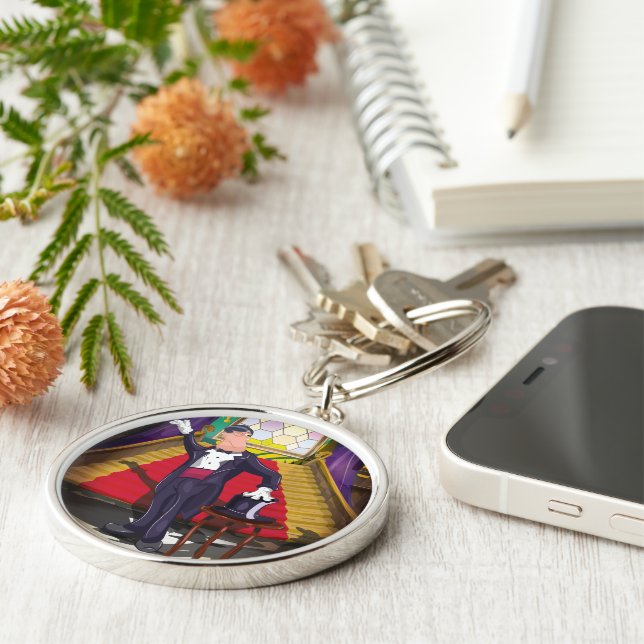 Chaveiro Mago executando truque mágico no palco (Lateral)