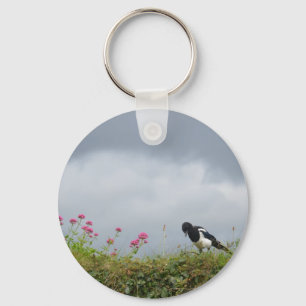 Chaveiro Magpie e flores selvagens