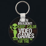 Chaveiro Mantenha a calma Alienígena Invasão Engraçados Gam<br><div class="desc">Um chaveiro legal e engraçado de meio-tom grunge para geeks e jogadores. invasão de alienígenas? Fique calmo. Videos games me prepararam para isso. Parece que anos de jogos e lutas contra criaturas extraterrestres não foram desperdiçados. Um presente de excelente para seus amigos nerds.</div>