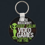 Chaveiro Mantenha a calma Alienígena Invasão Engraçados Gam<br><div class="desc">Um chaveiro legal e engraçado de meio-tom grunge para geeks e jogadores. invasão de alienígenas? Fique calmo. Videos games me prepararam para isso. Parece que anos de jogos e lutas contra criaturas extraterrestres não foram desperdiçados. Um presente de excelente para seus amigos nerds.</div>