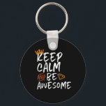 Chaveiro Mantenha-se calmo e seja uma citação inspiradora i<br><div class="desc">Fique calmo e seja incrível. Design de citação inspiracional e motivacional com afirmações positivas e slogan de vida. Legal mercadoria da tipografia vintage com mensagem de empoderamento e uplifação para aumentar seu espírito. Espalhar boas vibrações, manter a atitude positiva e inspirar os outros a serem corajosos, fortes, duros de trabalho,...</div>