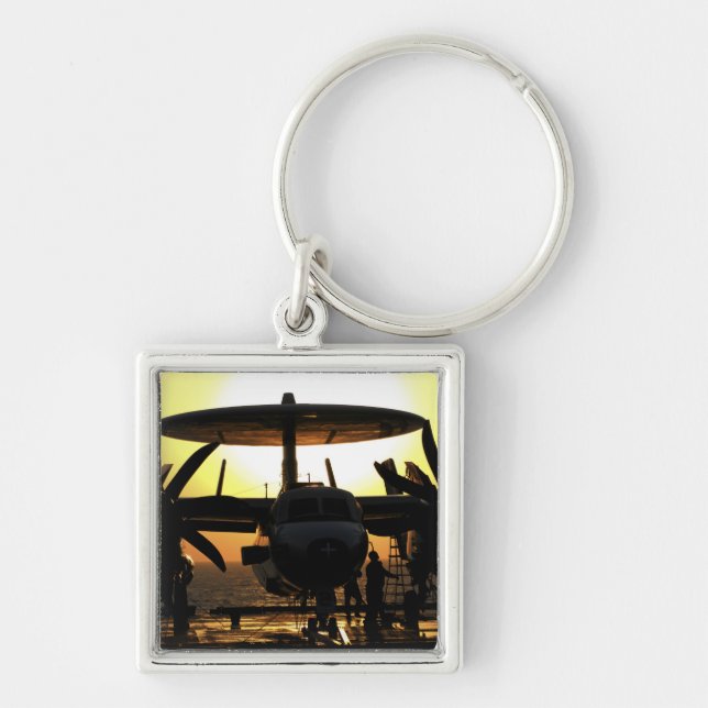 Chaveiro Marinheiros trabalham numa aeronave Hawkeye E-2C (Frente)