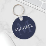Chaveiro Marinho Clássico Monograma Personalizado Azul e No<br><div class="desc">Monograma personalizado e Dif de nome apresenta o nome personalizado em branco e monograma em azul-marinho claro como fundo,  no estilo de fonte serif clássico,  em fundo azul-marinho. Perfeito como presente de feriado,  favores de reunião familiar,  obrigado seu presente para padrinhos de casamento e presente para qualquer ocasião especial.</div>