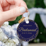 Chaveiro Marinho de Presente Dourado de Bridesmaid<br><div class="desc">Estas chaveiros são desenhadas para oferecer como favores às damas de honra na sua festa de casamento. Eles apresentam um design simples, mas elegante, com fundo azul marinho, letras douradas e uma borda de renda floral de folha de ouro. Uma maneira perfeita de obrigado das damas de honra por fazerem...</div>