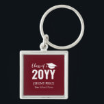 Chaveiro Maroon Red, Branco Seu Nome Dom Personalizado De G<br><div class="desc">Comemore formandos com este chaveiro de graduação personalizado. Este design apresenta a tipografia " Classe de 2023 " com tema de cor vermelho e branco marrom. Este simples chaveiro será um belo presente personalizado para um dia de formatura! Mais designs disponíveis no meu compro BaraBomDesign.</div>