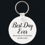 Chaveiro Melhor dia personalizado que Wedding nunca<br><div class="desc">Personalizado com seus nomes e data do casamento estes do "o anel chave melhor dia nunca" é um favor elegante e do divertimento da lembrança para seus convidados. Bonito,  simples,  roteiro,  tipo escrito à mão do estilo para deleitá-lo família e amigos.</div>