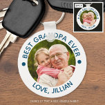 Chaveiro MELHOR GRANDPA NUNCA Foto Azul-Teal Personalizado<br><div class="desc">Crie um chaveiro personalizado com o título editável MELHOR AVÓ EVER sugerido e o texto personalizado abaixo. Mostrada na cor de texto editável do azul-lacrimejo contra um fundo branco. Faz um presente memorável e significativo para um avô no Dia dos Avós, Dia de os pais, aniversário ou feriado. DICA DE...</div>