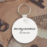 Chaveiro Melhor Mãe Personalizada Nome De Caligrafia<br><div class="desc">Celebre as mães especiais da sua vida com a nossa design de Nome da Caligrafia da Melhor Mãe Personalizada, perfeita para Dia de as mães, aniversários ou qualquer ocasião para mostrar seu amor. Este presente elegante e personalizável é ideal para todas as mães — sejam elas a melhor mãe do...</div>