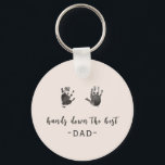 Chaveiro Melhor Pai de impressões digitais personalizadas<br><div class="desc">Um doce chaveiro de manutenção para o melhor pai. Para adicionar impressões digitais, tire uma fotografia das impressões digitais do seu filho e carregue a fotografia no computador. Use um removedor de fundo como o site remove.bg ou canva para remover o plano de fundo. Carregue sua foto no Zazzle. Envie-me...</div>