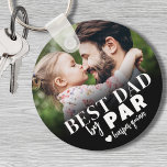 Chaveiro Melhor Pai por Foto Par<br><div class="desc">Esta chaveiro personalizada é uma forma perfeita de celebrar o "Melhor Pai por Par." O design apresenta uma combinação ousada de tipografia com fontes de script, criando um na moda e uma mensagem significativa. Um gradiente preto no fundo desaparece em uma foto personalizável, que pode apresentar o talento, um pai...</div>