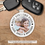 Chaveiro MELHOR STEPDAD NUNCA Foto personalizada<br><div class="desc">Crie um chaveiro personalizado com foto para o MELHOR PAI STEP EVER (ou seu texto personalizado) na sua escolha de cores de texto, ponto e fundo (mostrada em preto em branco). O design é duplicado no verso, de modo que se você fizer qualquer alteração de cor, faça as mesmas alterações...</div>