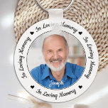 Chaveiro Memória Personalizada Memorial Em Amor<br><div class="desc">Honre o seu amado com um chaveiro personalizado do memorial fotográfico. Esta famosa e única manutenção de chaveiro é o presente perfeito para você, família ou amigos para prestar tributo ao seu amado. Este chaveiro do memorial apresenta um design preto e branco com escrita decorativa e corações. Cite "In Loving...</div>