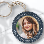 Chaveiro Memorial Amava Além Das Palavras Foto Chic Elegant<br><div class="desc">Este design simples e clássico é composto por tipografia serif e adiciona uma foto personalizada. "Amado além das palavras,  perdido além das medidas"</div>