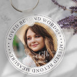 Chaveiro Memorial Amava Além Das Palavras Foto Chic Elegant<br><div class="desc">Este design simples e clássico é composto por tipografia serif e adiciona uma foto personalizada. "Amado além das palavras,  perdido além das medidas"</div>