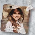 Chaveiro Memorial In Loving Memory Classic Elegant Photo<br><div class="desc">Este design simples e clássico é composto por tipografia serif e cursiva e adiciona uma foto personalizada.</div>