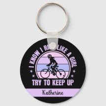 Menina de ciclismo tenta manter a bicicleta retrô