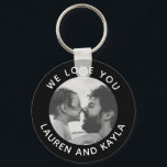 Chaveiro Mensagem de Foto Mínima Moderna Legal<br><div class="desc">Sua foto favorita cercada por uma mensagem personalizada e seus nomes em um chaveiro personalizado.</div>