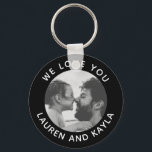 Chaveiro Mensagem de Foto Mínima Moderna Legal<br><div class="desc">Sua foto favorita cercada por uma mensagem personalizada e seus nomes em um chaveiro personalizado.</div>