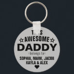 Chaveiro Moderno Este Pai Incrível Pertence Ao Dia de os pa<br><div class="desc">Personalizado Este Pai Incrível Pertence À Chaveiro Dia de os pais Prata Cinza Estrela Personalize-o com os nomes dos seus filhos.</div>