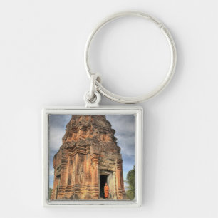Chaveiro Monge budista de pé na porta do templo