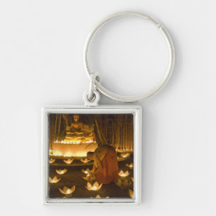 Chaveiro Monges acendendo velas e lanternas khom loy para
